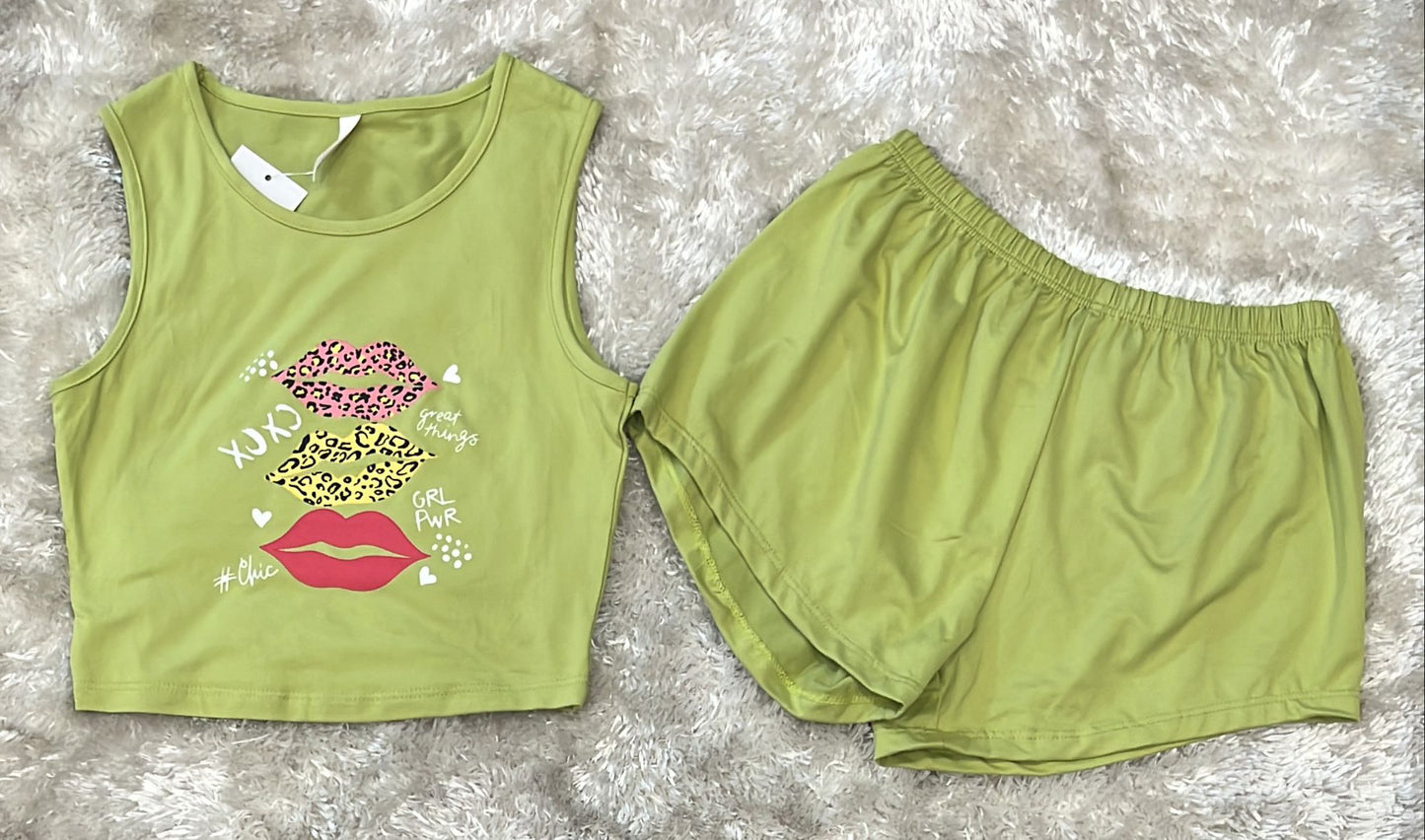 Pigiama donna croptop e pantaloncini in tessuto elastico fantasia kiss