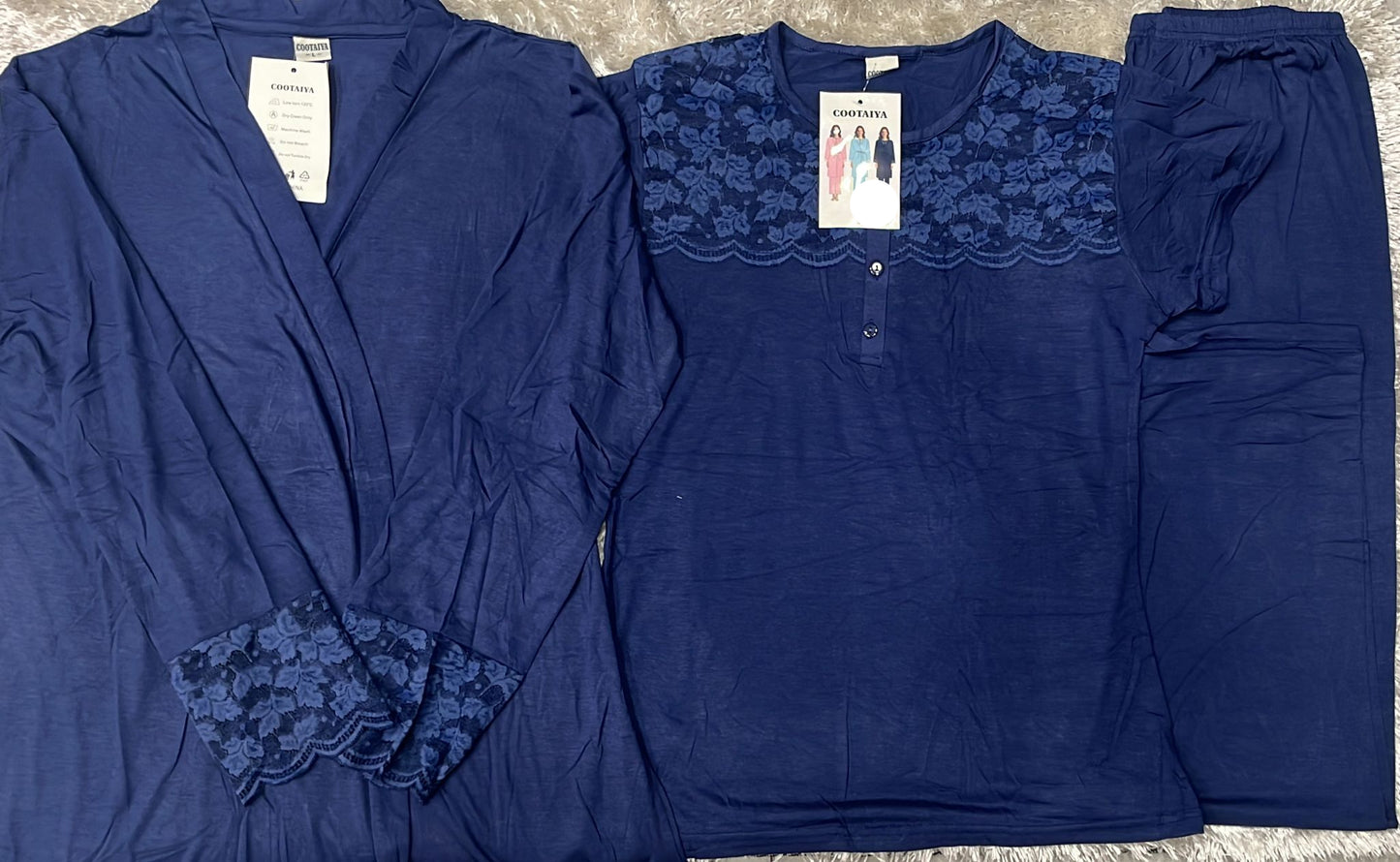 Pigiama donna tre pezzi composto da vestaglia con polsini in merletto Tischirt mezza manica con 4 bottoncini e pantalone tinta unita