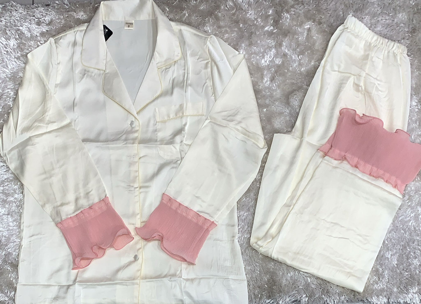 pigiama raso aperto avanti con taschino lato cuore con maniche volant e pantalone con rifiniture con volant