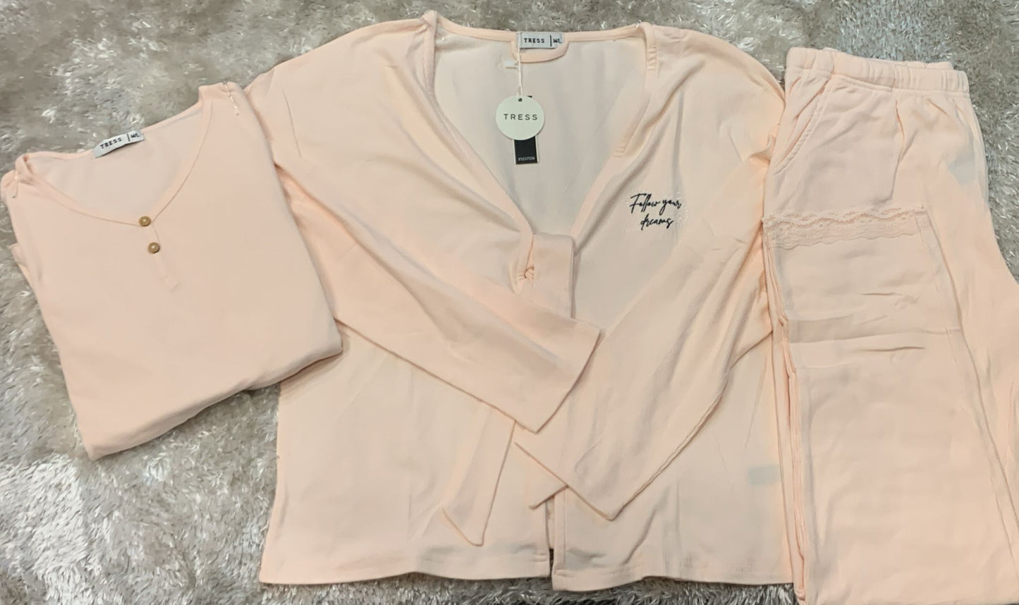 pigiama a tre pezzi a costine in caldo cotone composto da una maglia mezza manica con due bottoncini, una vestaglia composta da un cinturino e pantalone con tasche ( l'articolo non può essere cambiato )