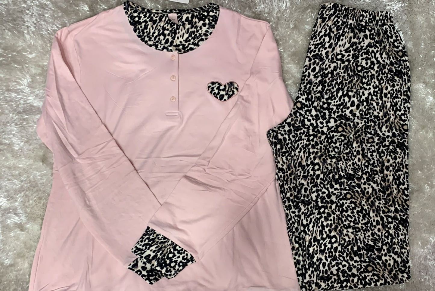 Pigiama in caldo cotone felpato donna con tre bottoncini fantasia maculato