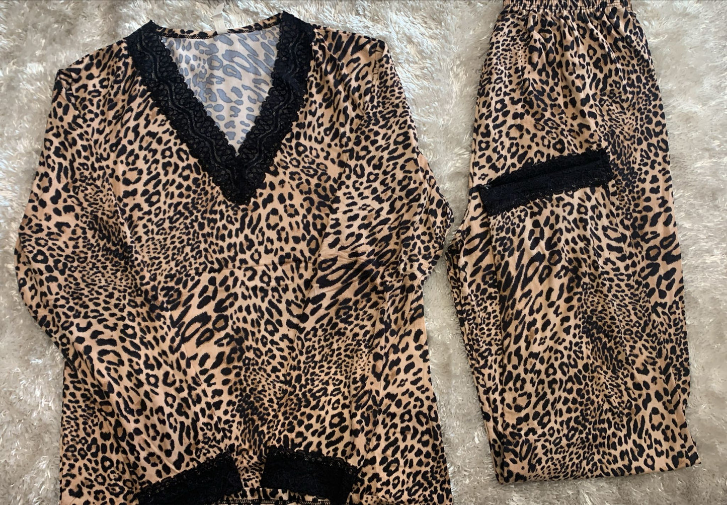 pigiama donna aperto avanti con scollo v in pizzo con rifiniture ai polsi e pantaloni ( l'articolo non può essere cambiato )