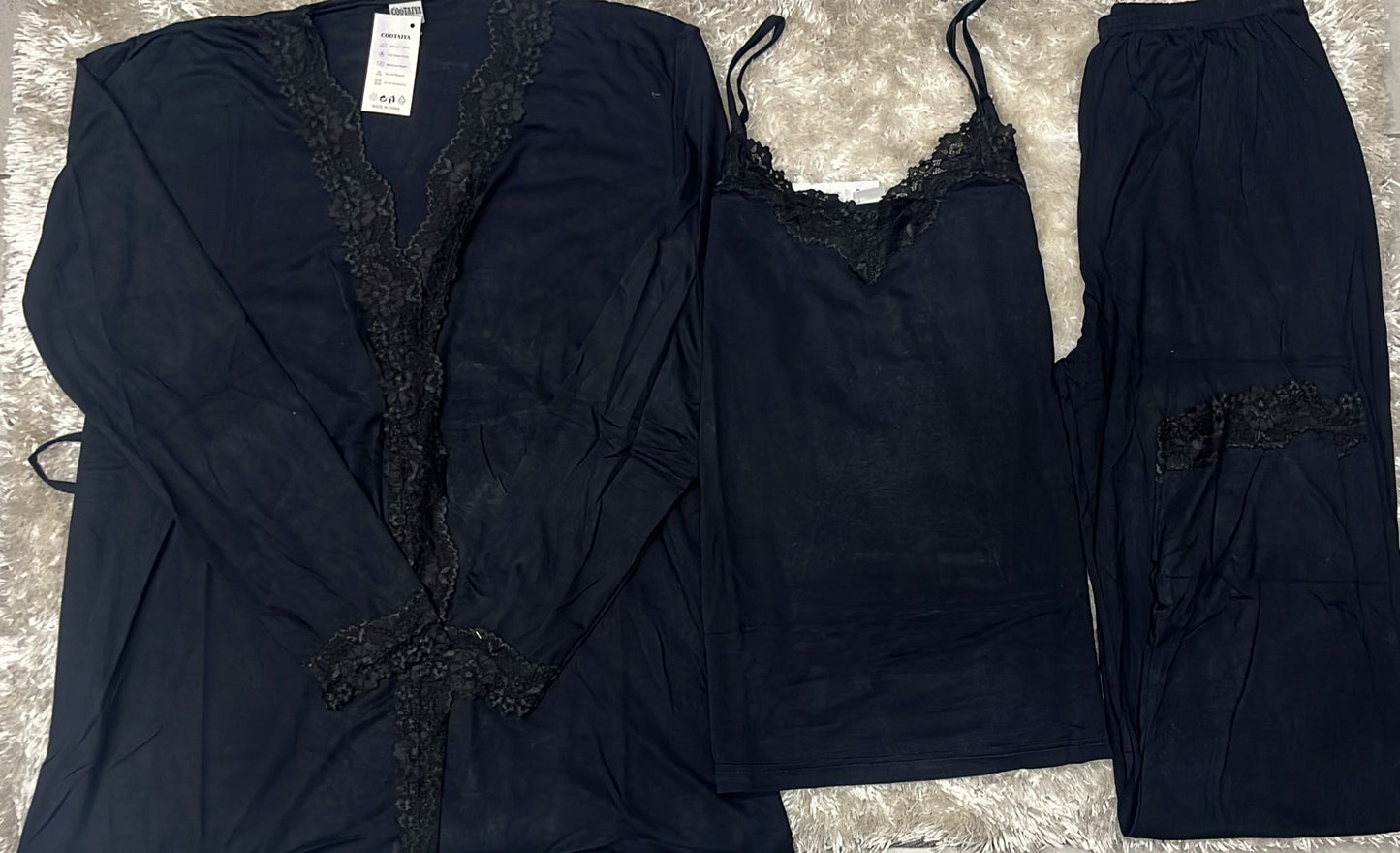 Pigiama donna tre pezzi in cotone composto da vestaglia con rifiniture in merletto , canotta con bretelline regolabili e pantaloni