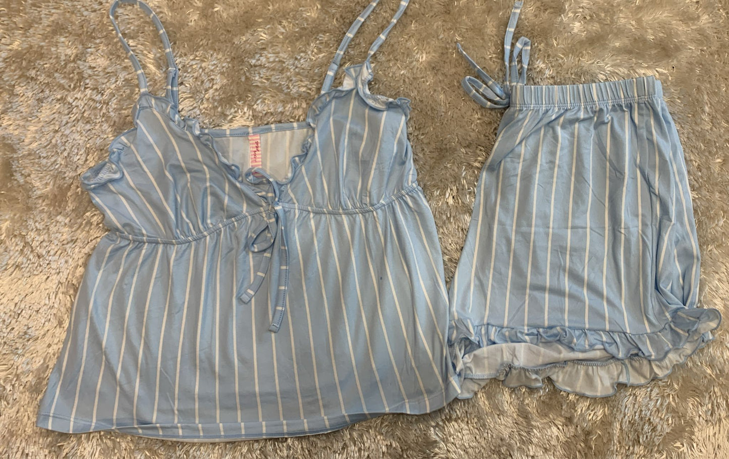 pigiama donna bretellina e pantaloncini con rifiniture sul seno fantasia righe