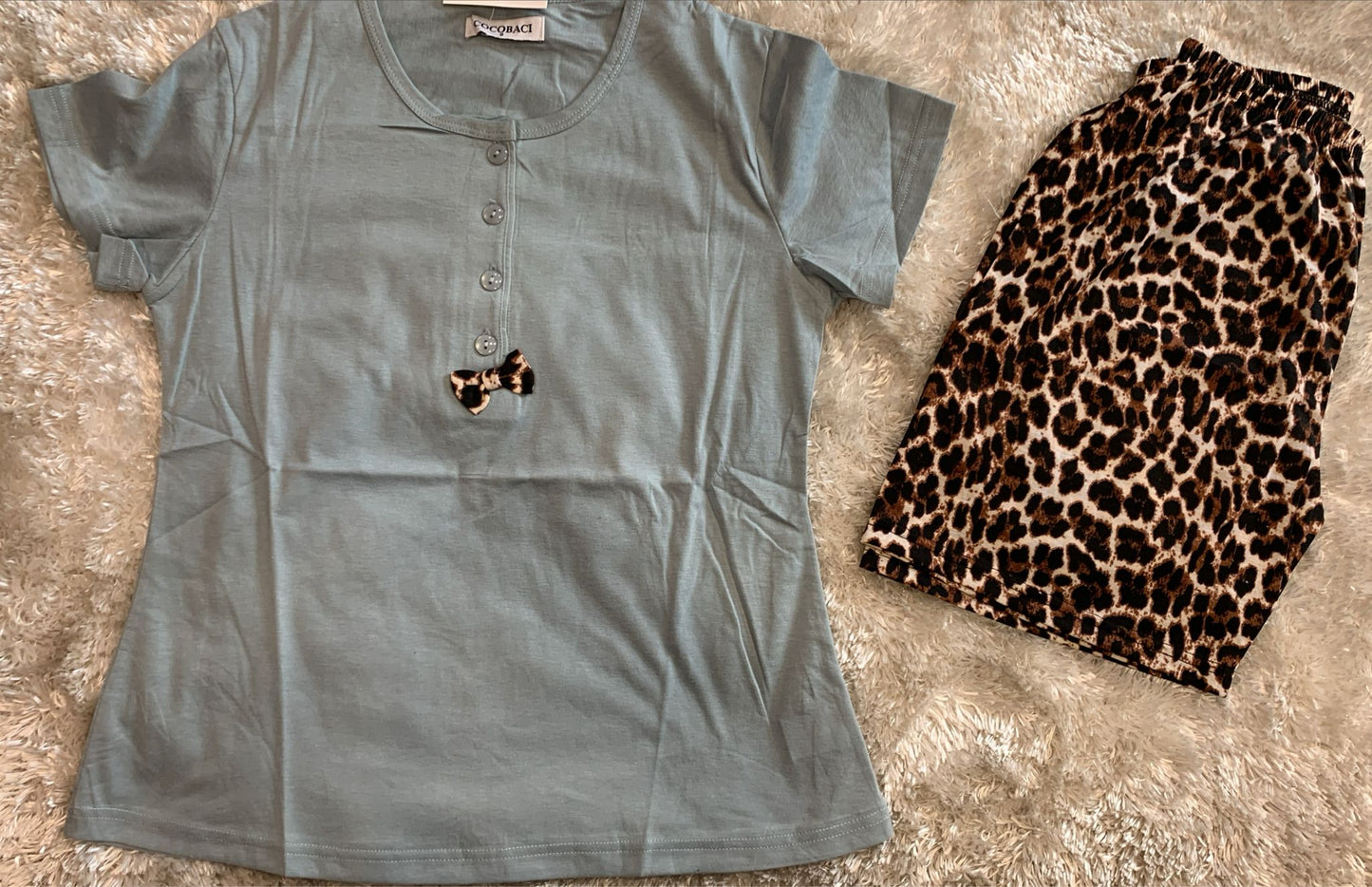 pigiama donna in cotone con apertura di 4 bottoncini e fiocco leopardato