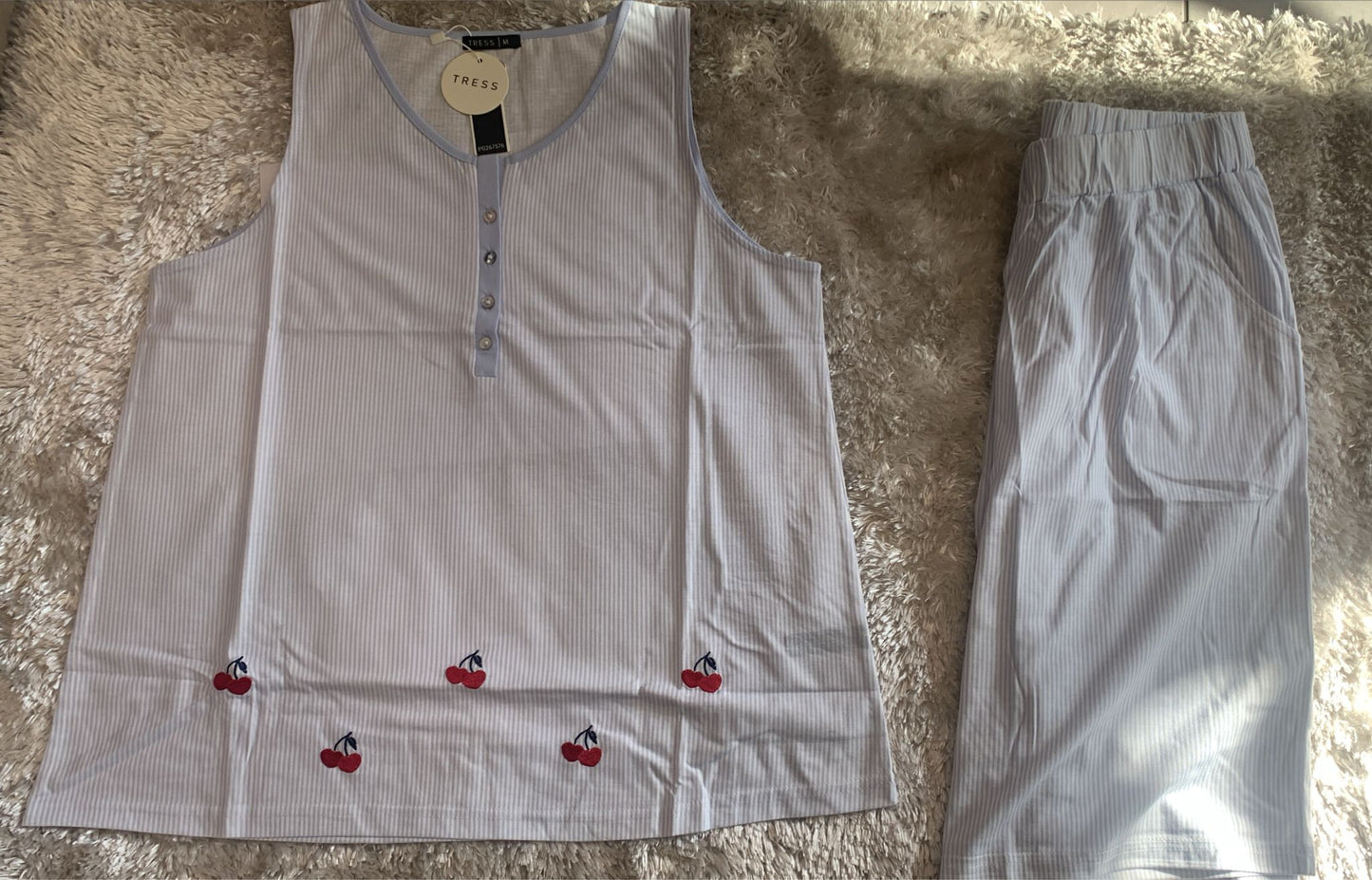pigiama in cotone donna spalla larga con 4 bottoncini e bermuda con tasche fantasia ciliegie