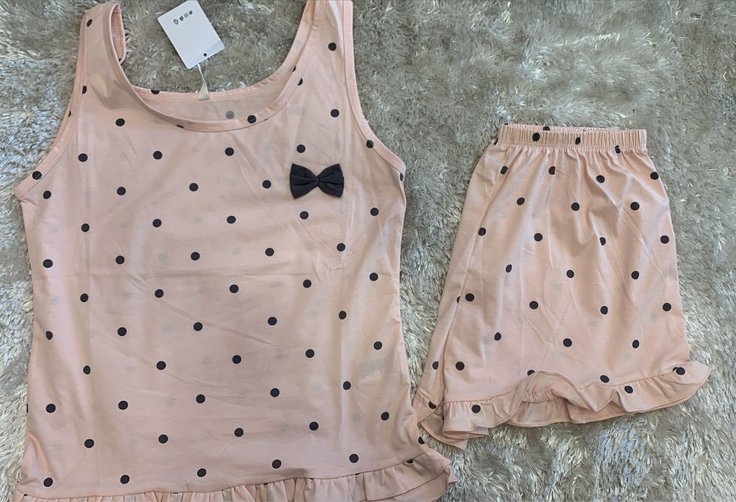 pigiama donna spalla larga e pantaloncini con rifiniture con volant fantasia pois e fiocco