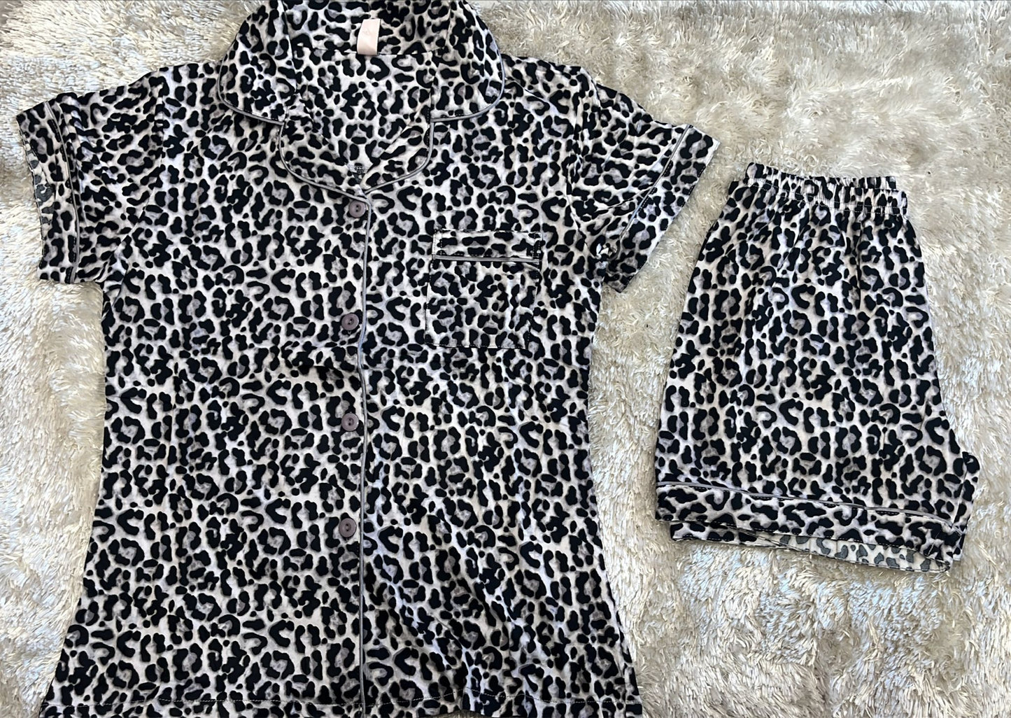 Pigiama donna in cotone elasticizzato mezza manica e pantaloncini con taschino lato cuore Fantasia leopardata