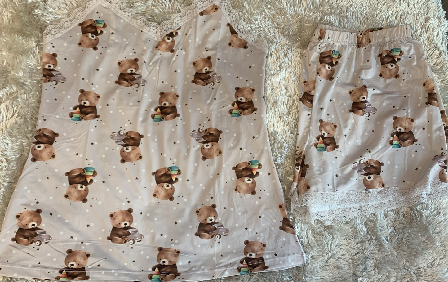 pigiama in licra con bretelline regolabili e pantaloncini fantasia orsetto grande