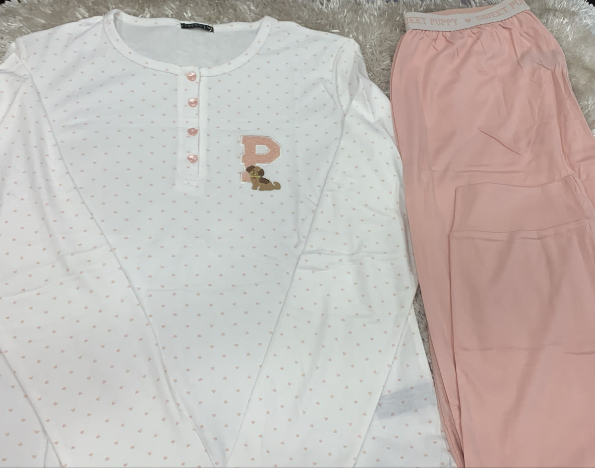 pigiama donna girocollo in cotone elasticizzato con apertura 4 bottoncini e pantaloni con elastico esterno fantasia barboncino e cuori