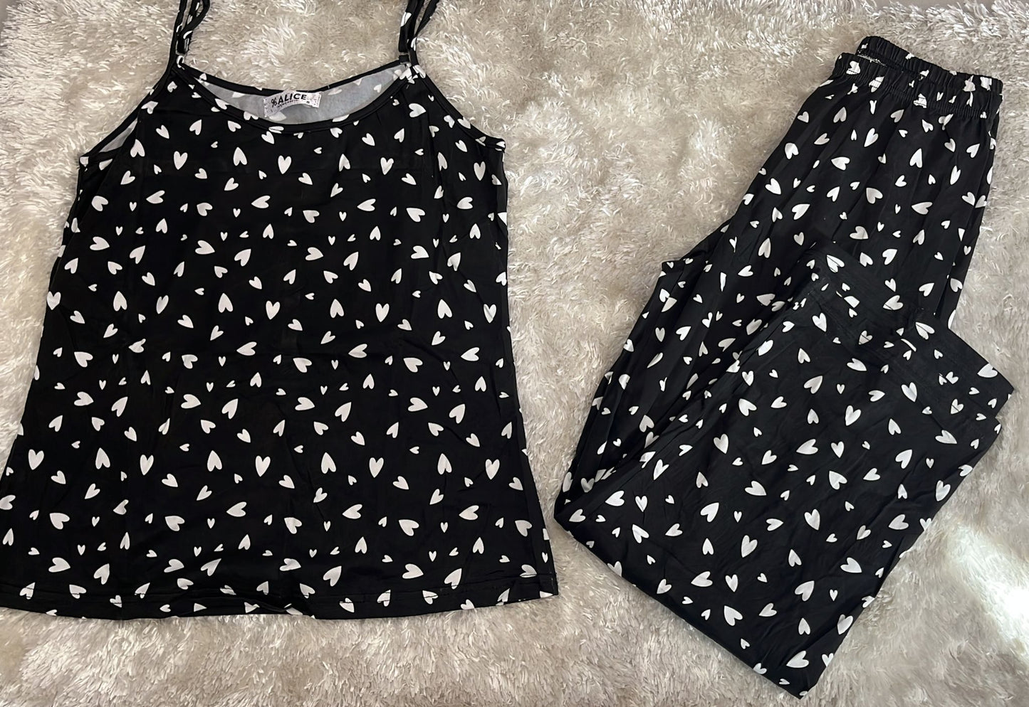 Pigiama donna composto da bretellina regolabile e pantalone a Pinocchietto lungo Fantasia cuoricini