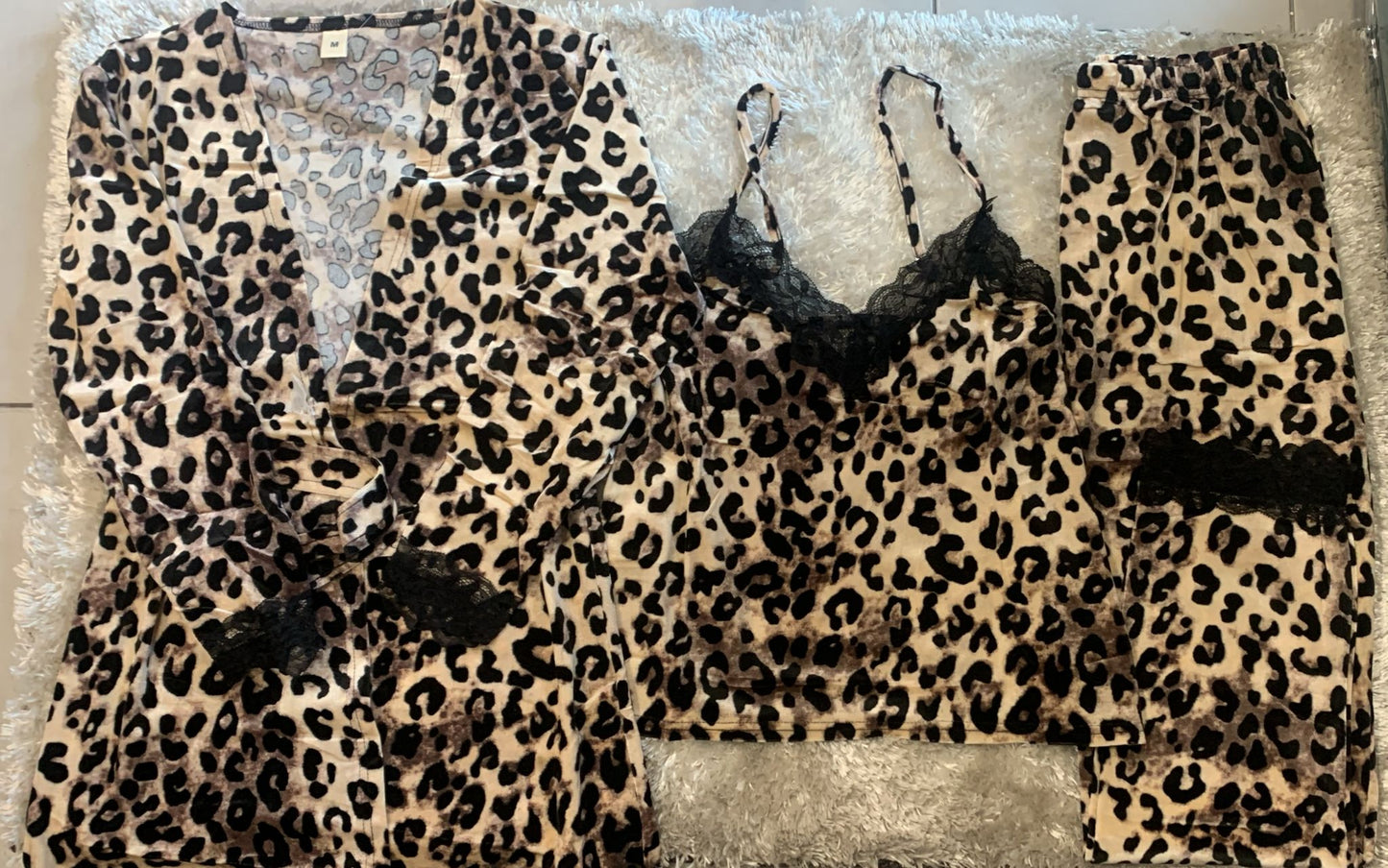 Pigiama a tre pezzi donna in velluto composto da vestaglia con cintura canotta in rifiniture in pizzo e pantalone lungo . fantasia maculato