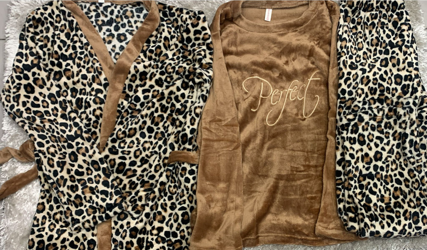 Pigiama ciniglia tre pezzi donna composto da vestaglia a incrocio maglia maniche lunghe e pantalone. fantasia leopardata