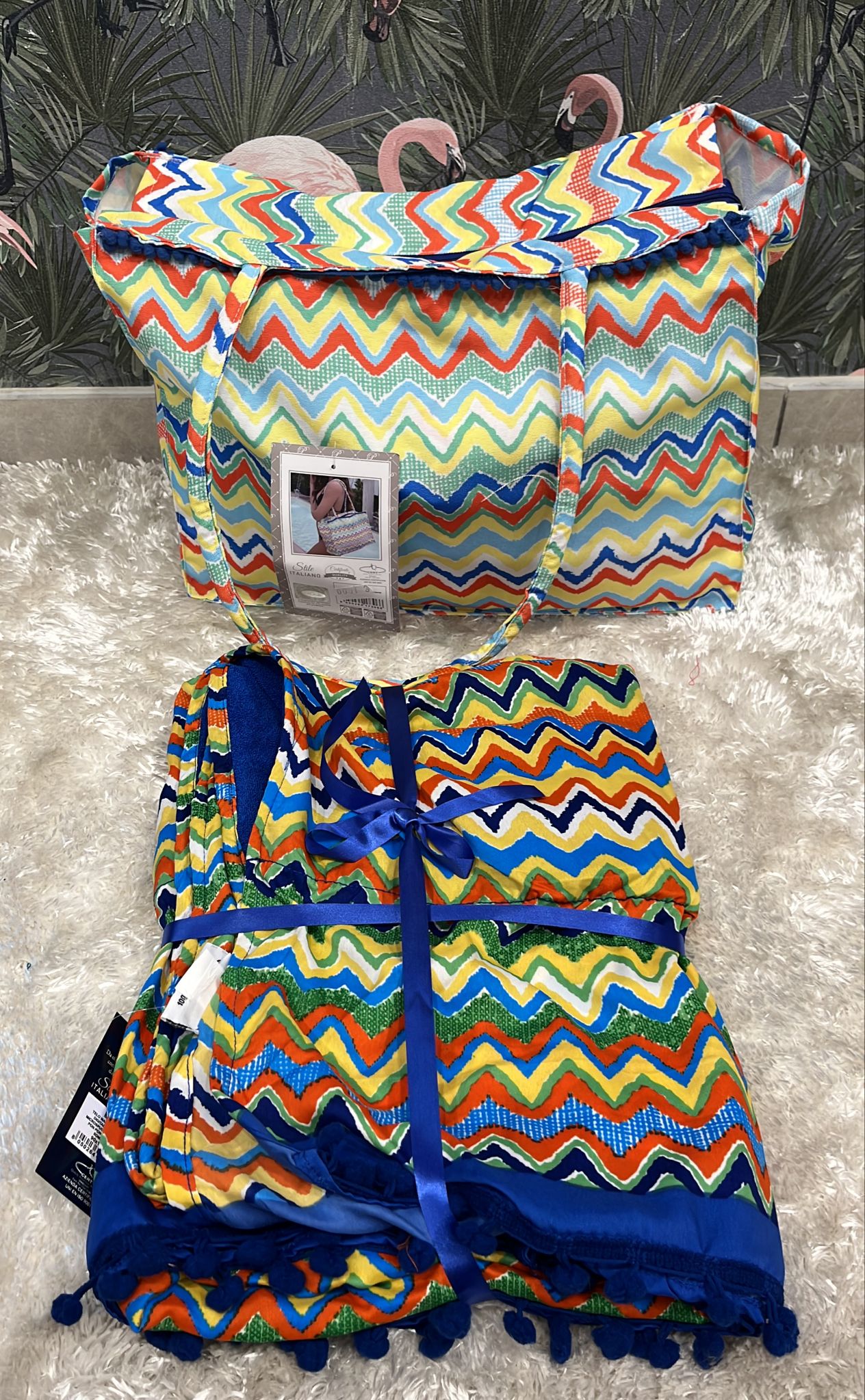 Borsa mare con zip e pon pon 38x30x18cm + telo mare con stampa digitale E retro in microspugna tinta unita e pon pon Double face 90x180cm