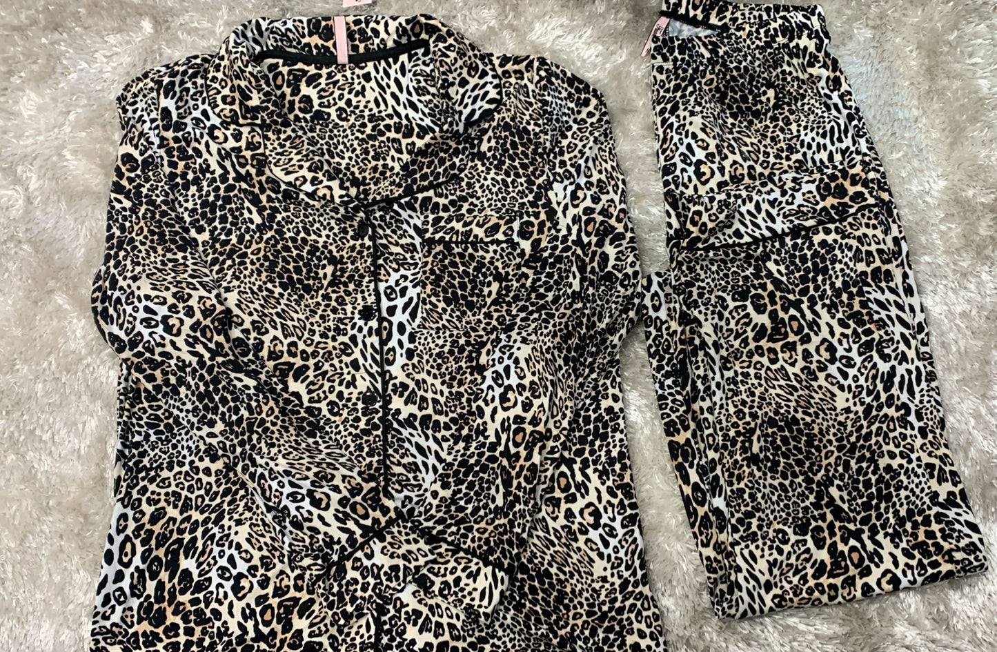 Pigiama donna aperto avanti con taschino lato cuore in cotone elasticizzato super comodo per la sua vestibilita fantasia leopardato piccolo ( l'articolo non può essere cambiato )