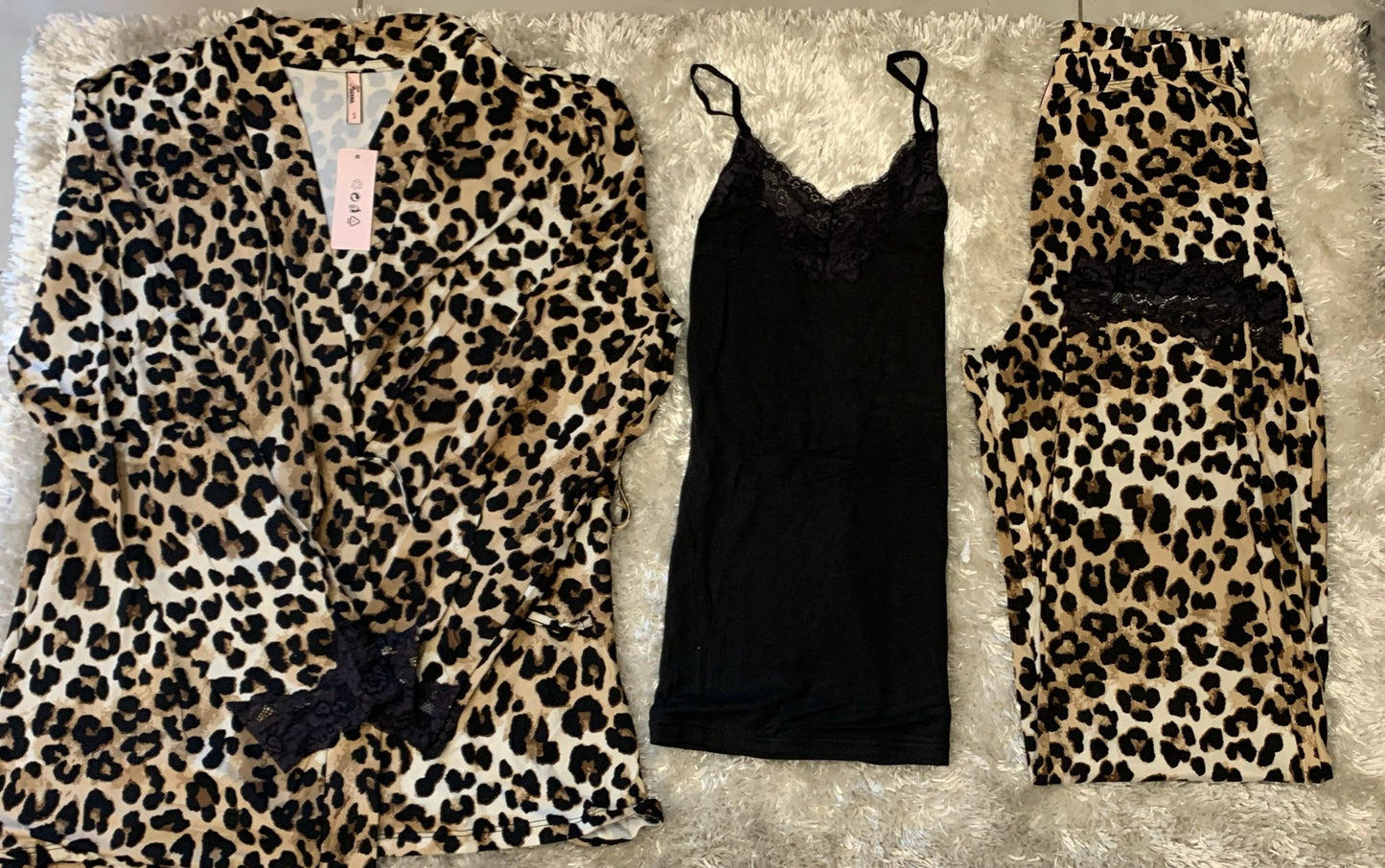 Pigiama donna a tre pezzi modello leopardato cotone elasticizzato super comodo composto da vestaglia con cintura , canotta e pantalone