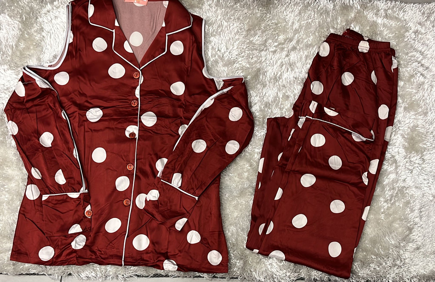 Pigiama donna in raso fantasia pois aperto avanti con spalle scoperte ( l'articolo non può essere cambiato )