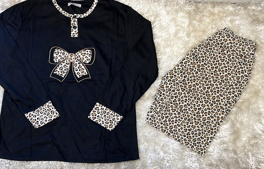 Pigiama donna in cotone  Con due bottoncini  Fantasia fiocco leopardato