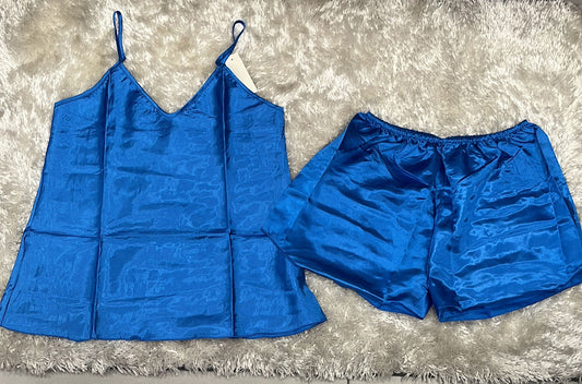 Pigiama donna in raso tinta unita  Con bretellina regolabile e pantaloncino