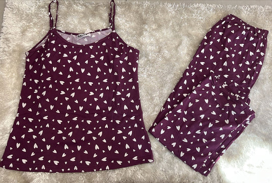 Pigiama donna composto da bretellina regolabile e pantalone a Pinocchietto lungo  Fantasia cuoricini