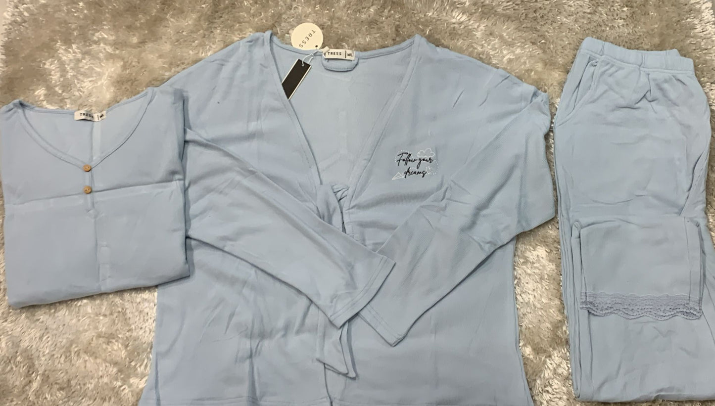 pigiama a tre pezzi a costine in caldo cotone composto da una maglia mezza manica con due bottoncini, una vestaglia composta da un cinturino e pantalone con tasche ( l'articolo non può essere cambiato )