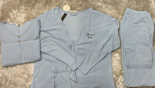pigiama a tre pezzi a costine in caldo cotone composto da una maglia mezza manica con due bottoncini, una vestaglia composta da un cinturino e pantalone con tasche ( l'articolo non può essere cambiato )