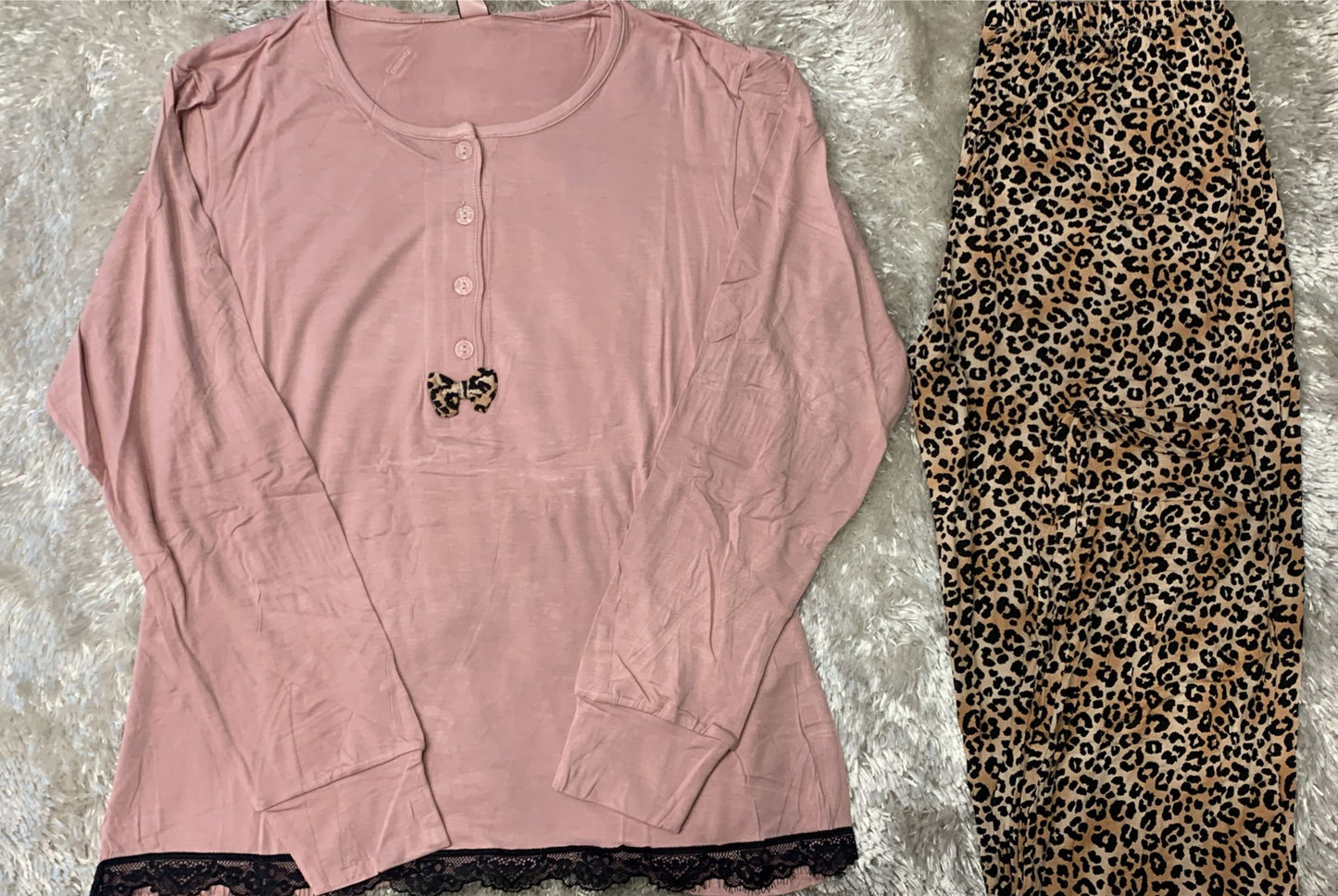 pigiama donna in cotone elasticizzato con 4 bottoncini e fiocco  fantasia leopardata