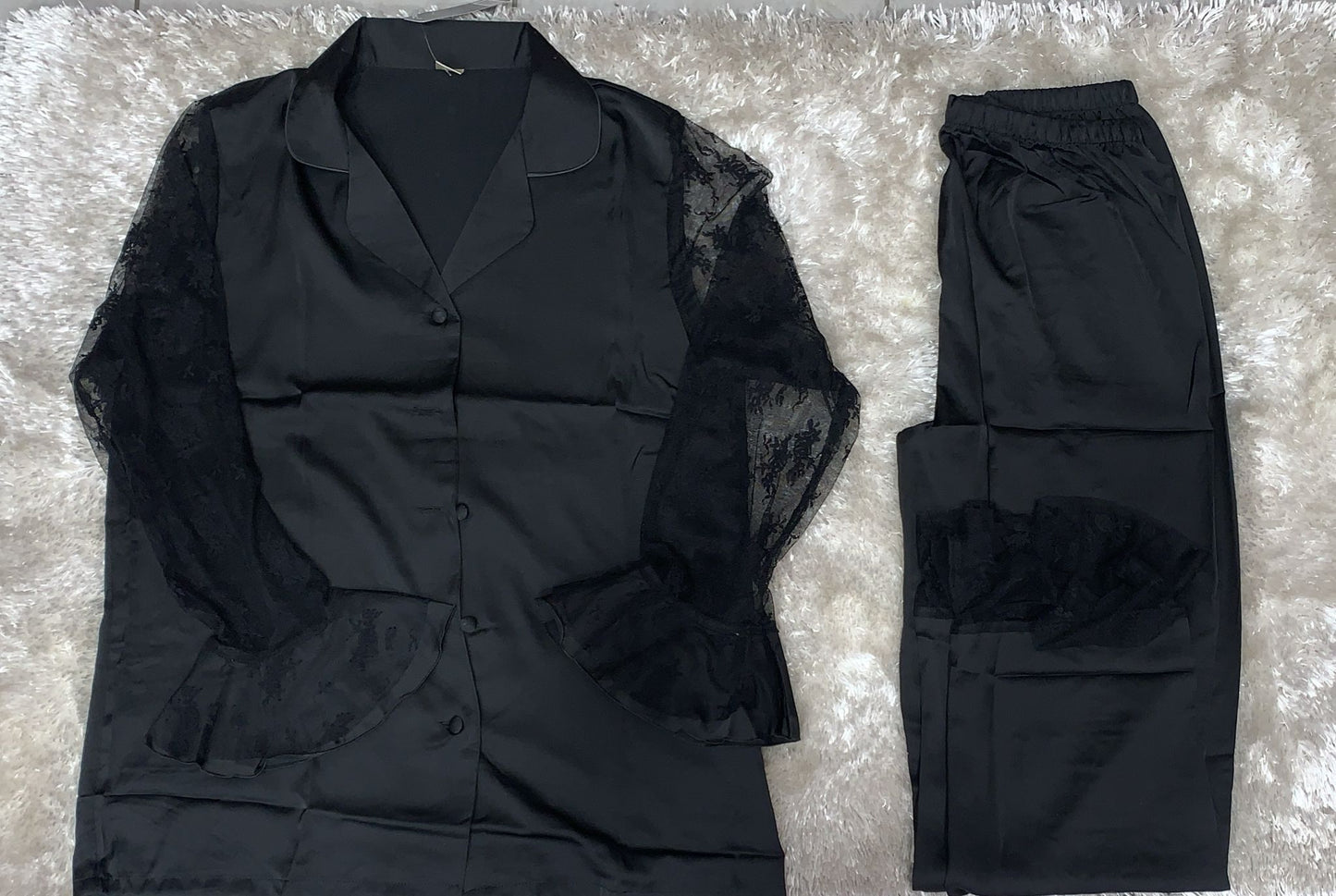 pigiama aperto avanti in raso con maniche in pizzo e finitura con volant