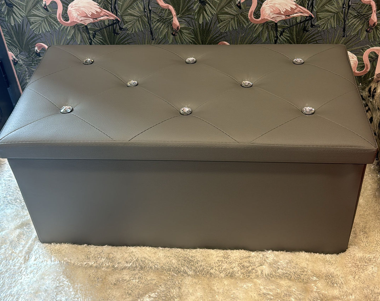 Panca contenitore con Swarovski in pelle Altezza 36cm Lunghezza 76cm Profondità 38c Super capiente bella per arredare qualsiasi ambiente della tua casa colore grigio