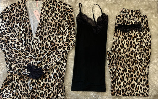 Pigiama donna a tre pezzi modello leopardato cotone elasticizzato super comodo composto da vestaglia con cintura , canotta e pantalone