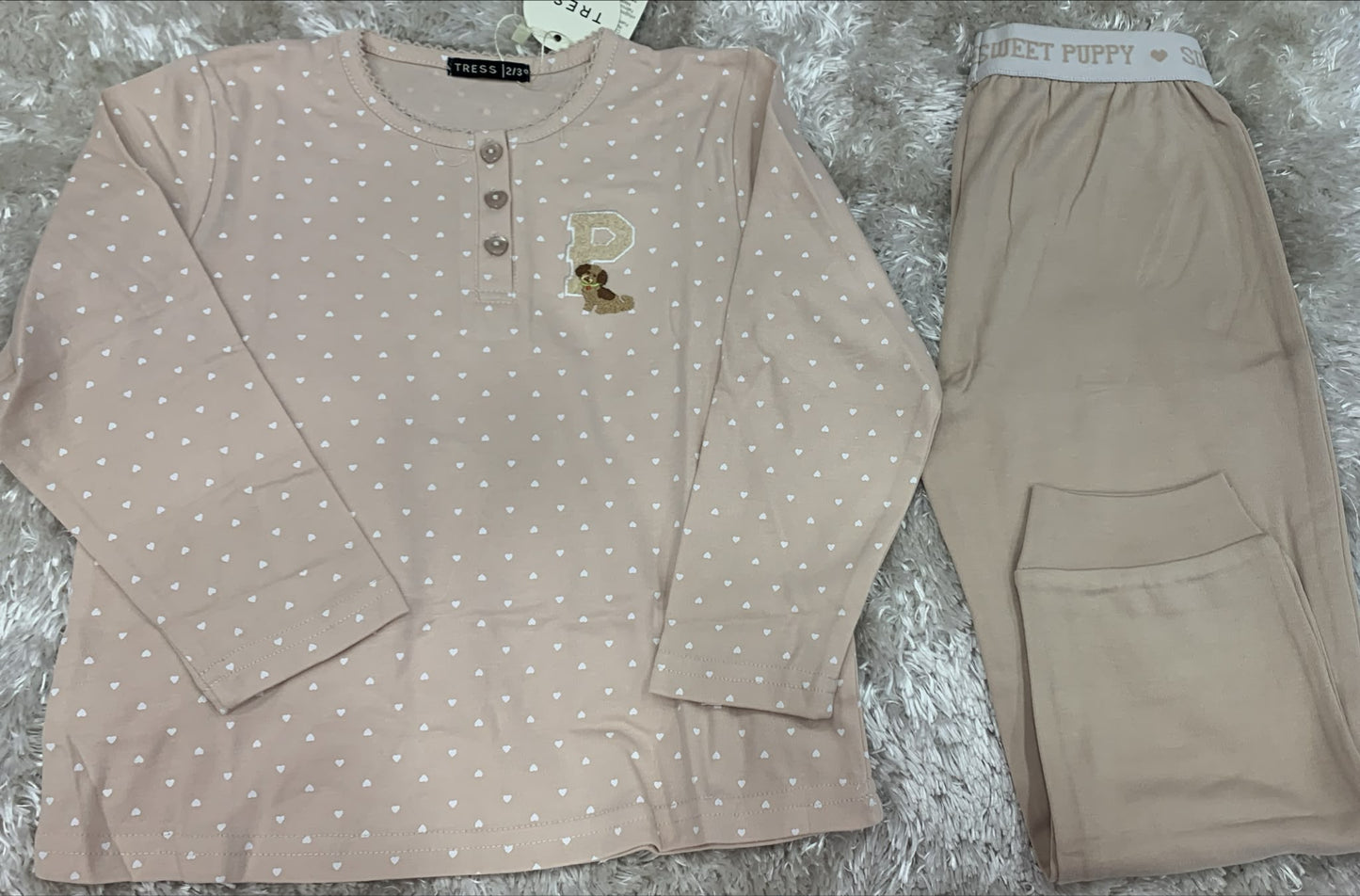 pigiama bimba girocollo in cotone elasticizzato con 3 bottoncini e pantaloni con elastico esterno fantasia fantasia cuori e barboncino