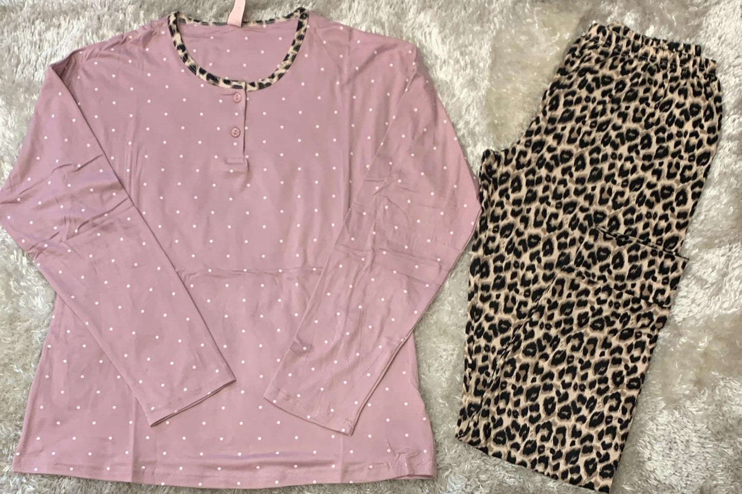 pigiama donna con 2 bottoncini cotone elasticizzato fantasia maculato e pois  vestibilita super comoda