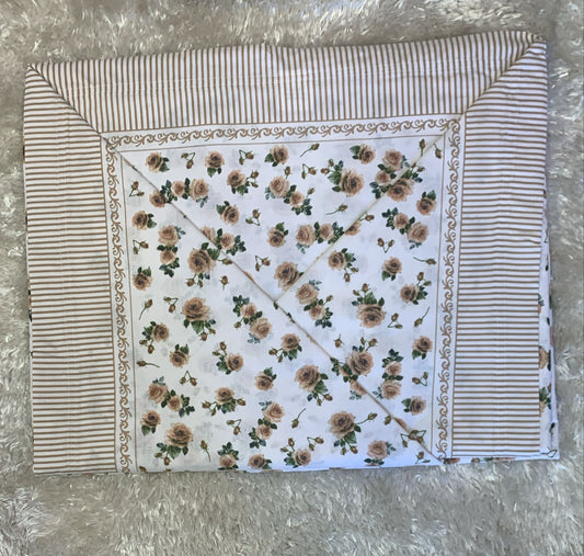 completo letto matrimoniale in cotone composto da  lenzuola di sopra 240x290 lenzuolo di sotto con angoli 170x200cm e due federe 52x82cm  fantasia rosselline