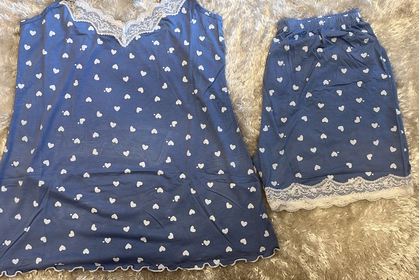Pigiama donna bretellina con scollo in merletto e pantaloncini con rifiniture in merletto  Fantasia cuoricini