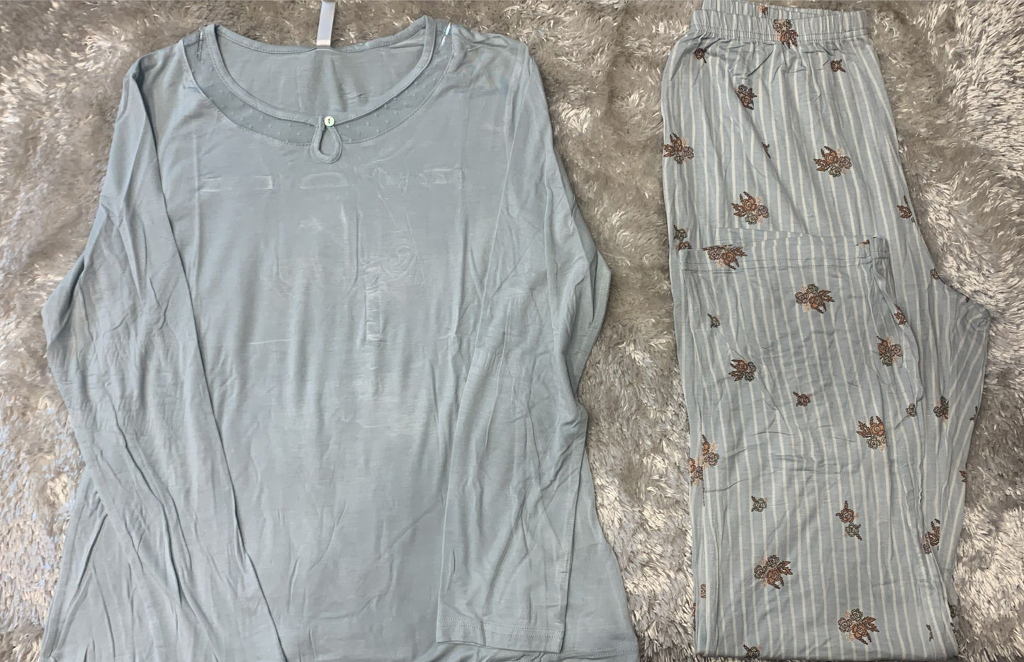 pigiama donna in cotone elasticizzato  con girocollo velato e pantaloni a fiori ( l'articolo non può essere cambiato )