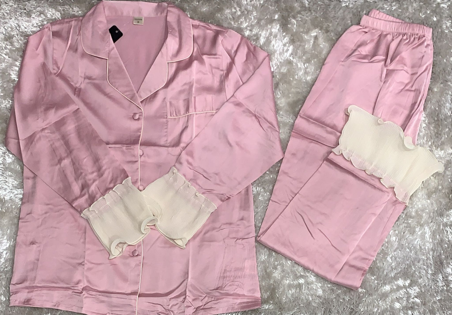 pigiama raso aperto avanti con taschino lato cuore con maniche volant e pantalone con rifiniture con volant