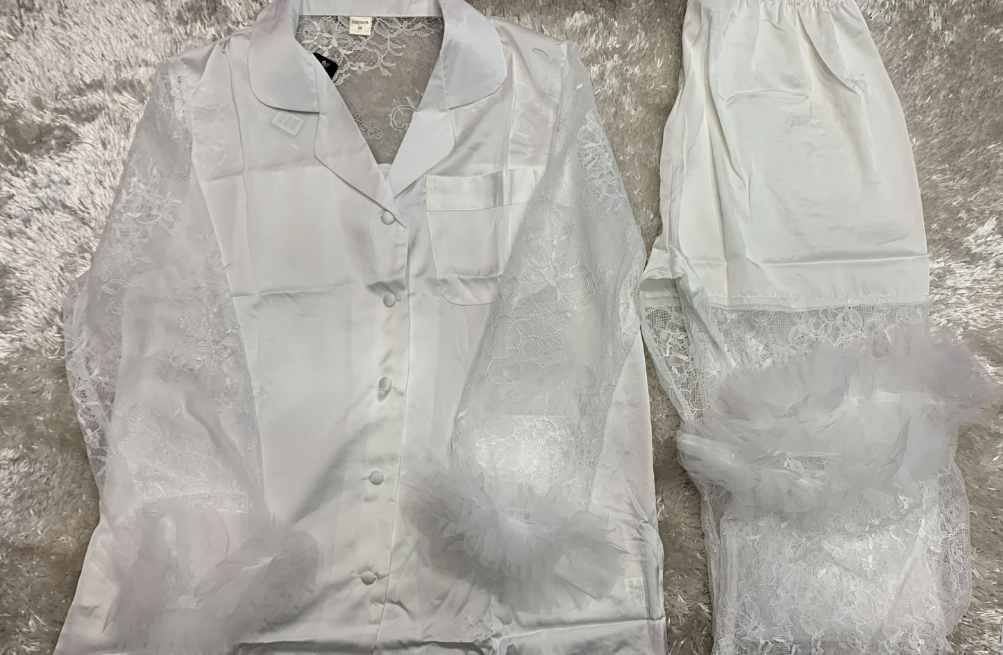 pigiama donna aperto avanti in raso con trasparenza alle maniche e pantaloni con trasparenza e volant