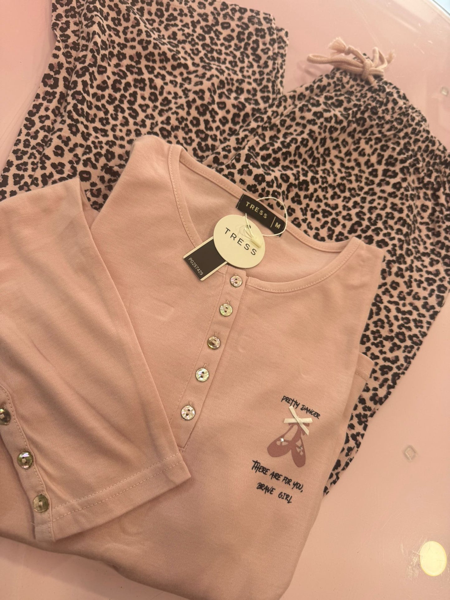 Pigiama in cotone donna  Con bottoncini al petto e sulle maniche e laccetto regolabile in. Vita  ( l'articolo  non può essere cambiato ) e tasche super comodo