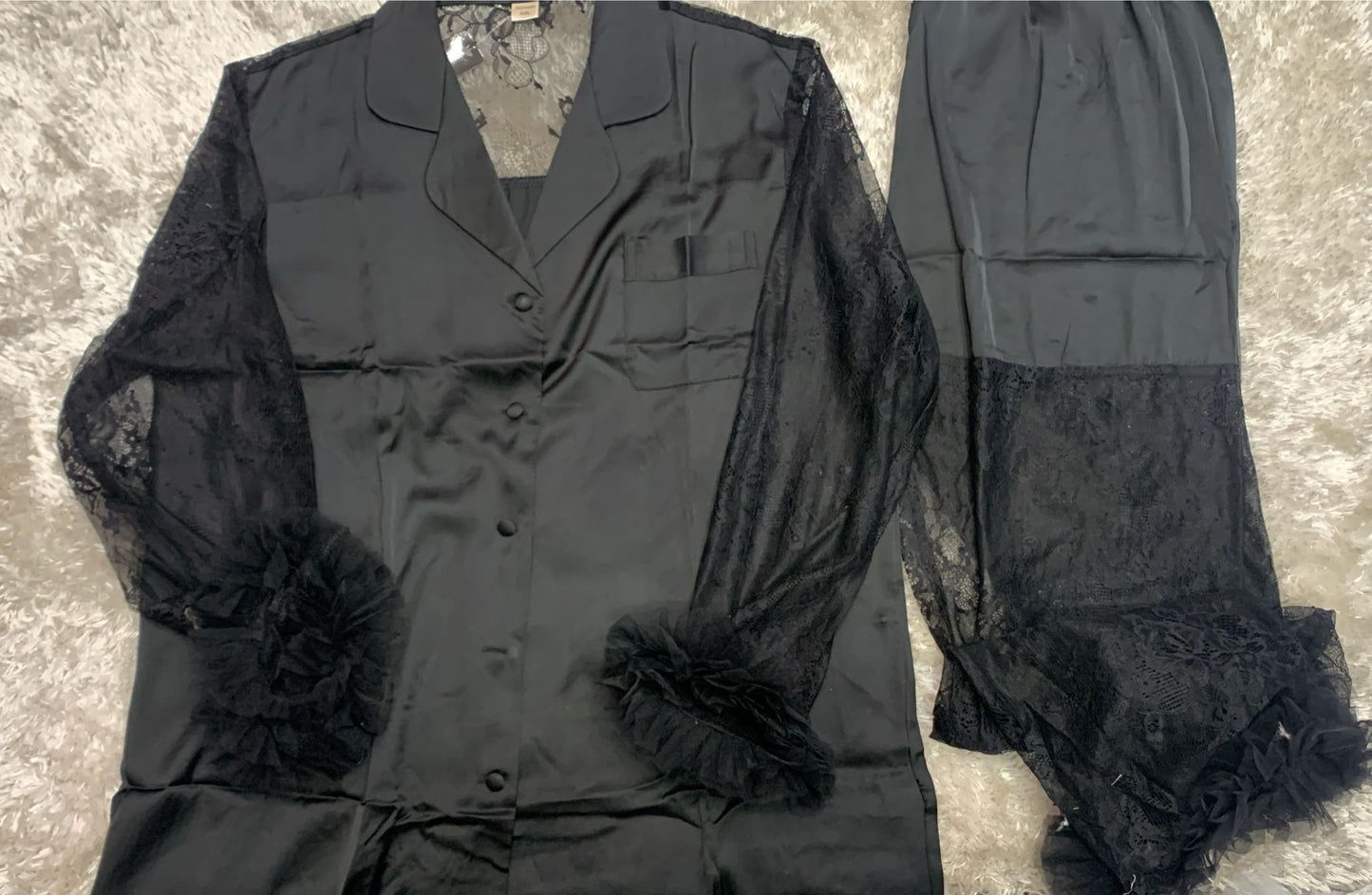 pigiama donna aperto avanti in raso con trasparenza alle maniche e pantaloni con trasparenza e volant