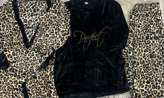 Pigiama ciniglia tre pezzi donna composto da vestaglia a incrocio maglia maniche lunghe e pantalone. fantasia leopardata