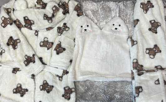 Pigiama donna in ciniglia 3 pezzi composto da vestaglia con cappuccio con orecchie ,top con bretellina e pantalone  Fantasia teddy