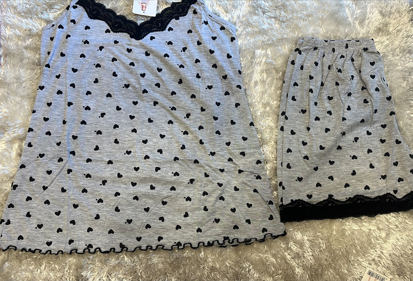 Pigiama donna bretellina con scollo in merletto e pantaloncini con rifiniture in merletto  Fantasia cuoricini