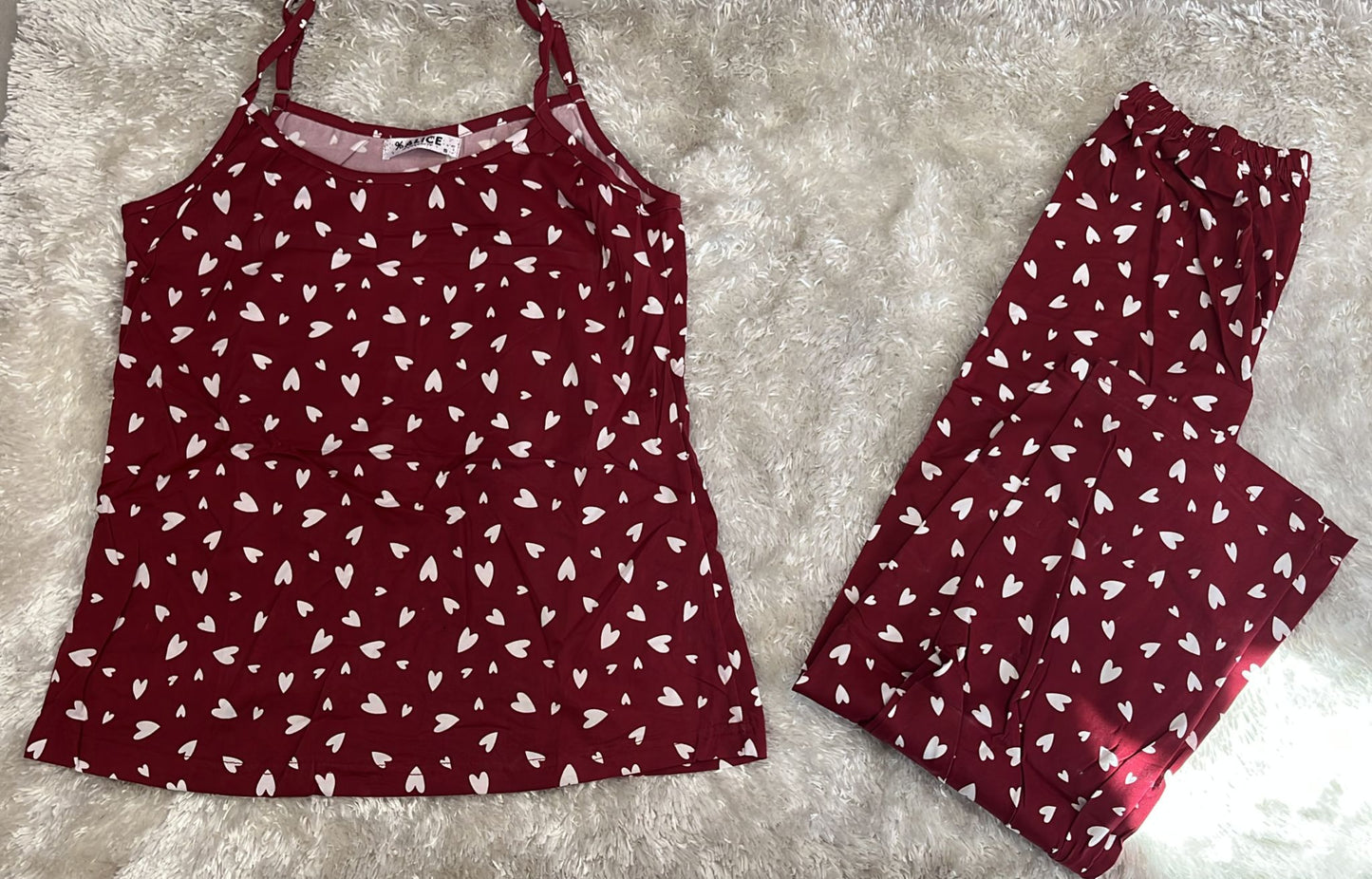 Pigiama donna composto da bretellina regolabile e pantalone a Pinocchietto lungo  Fantasia cuoricini
