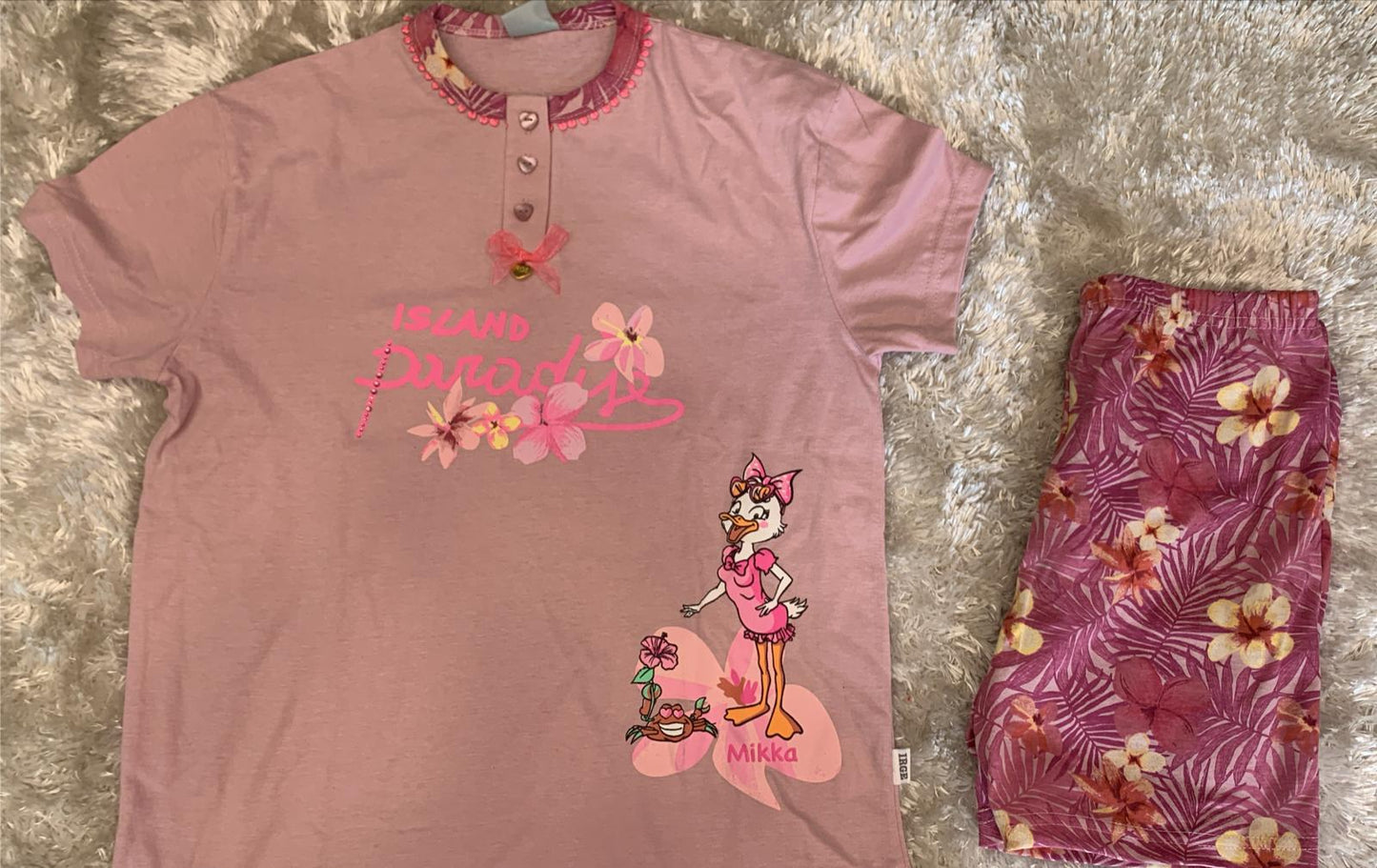 pigiama bimba 100% cotone  mezza manica e pantaloncini  con 3 bottoncini  fantasia fiori