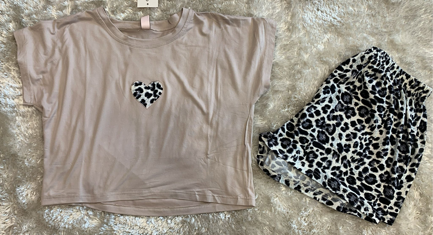 pigiama cotone elasticizzato con maglia crop top mezza manica e pantaloncini  fantasia cuore leopardato