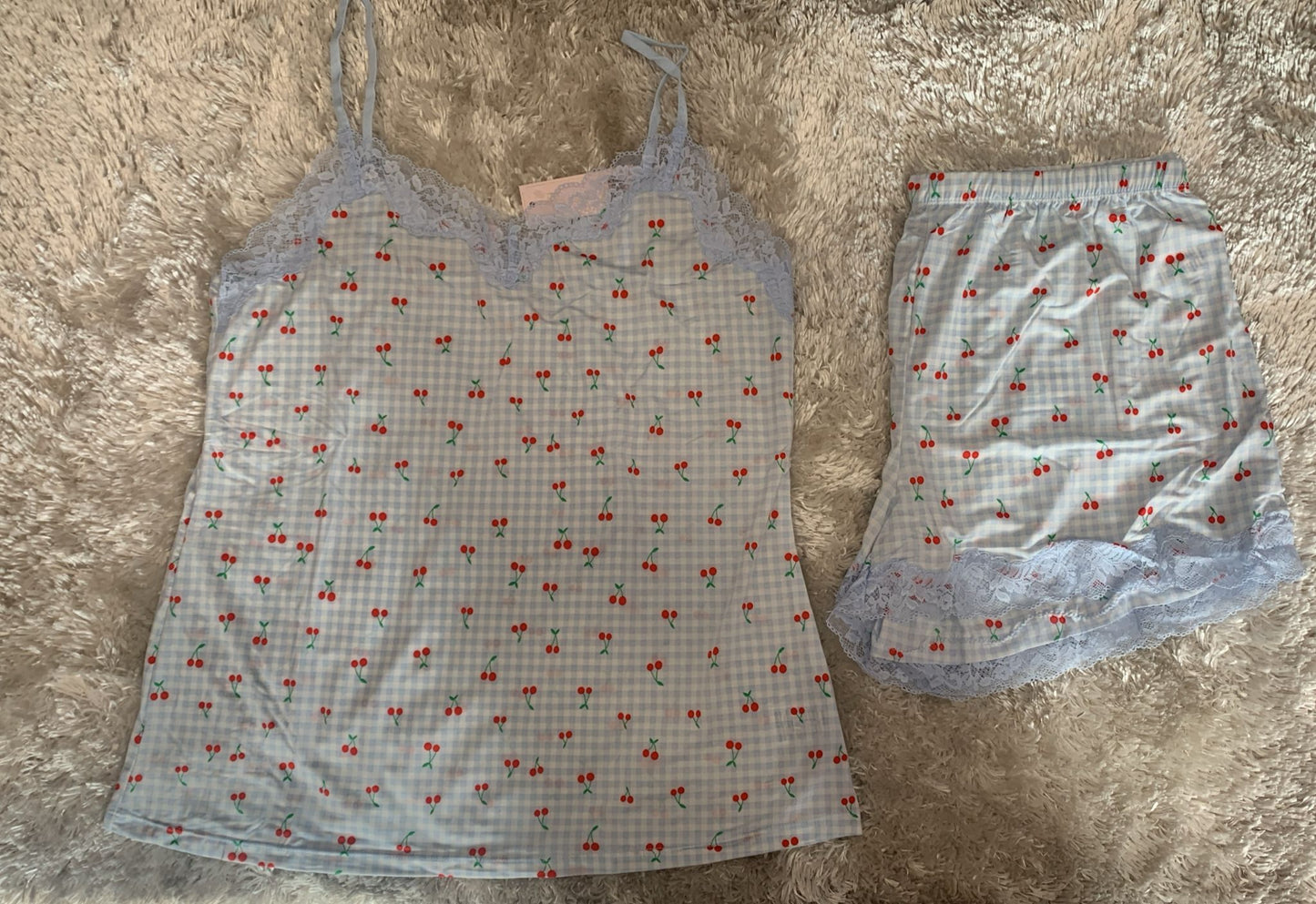 pigiama donna bretellina e pantaloncini con rifiniture in merletto in licra  fantasia quadretti e ciliegie ( l'articolo non può essere cambiato )
