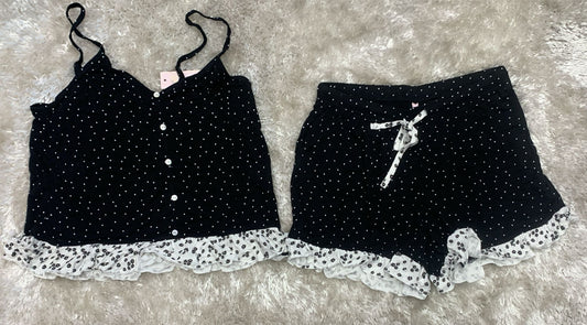 pigiama donna con finta apertura bretellina e pantaloncini con laccetto regolabile  e finiture con volant