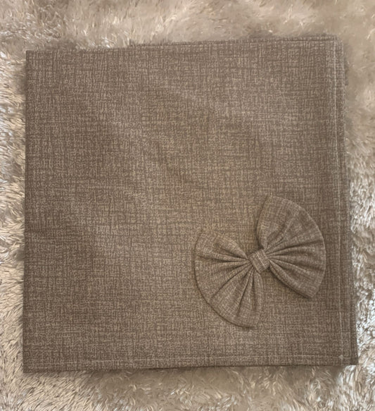 copritavolo in cotone x 6 posti con applicazione fiocchi  140x180 cm
