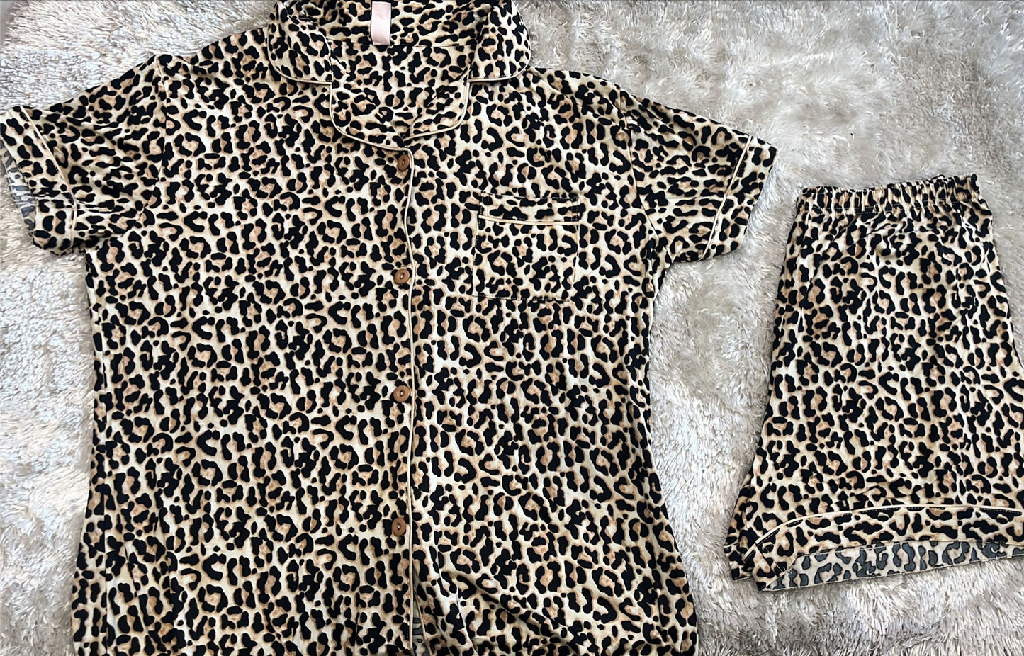 Pigiama donna in cotone elasticizzato mezza manica e pantaloncini con taschino lato cuore  Fantasia leopardata
