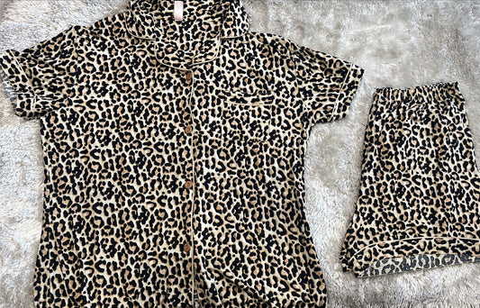 Pigiama donna in cotone elasticizzato mezza manica e pantaloncini con taschino lato cuore  Fantasia leopardata